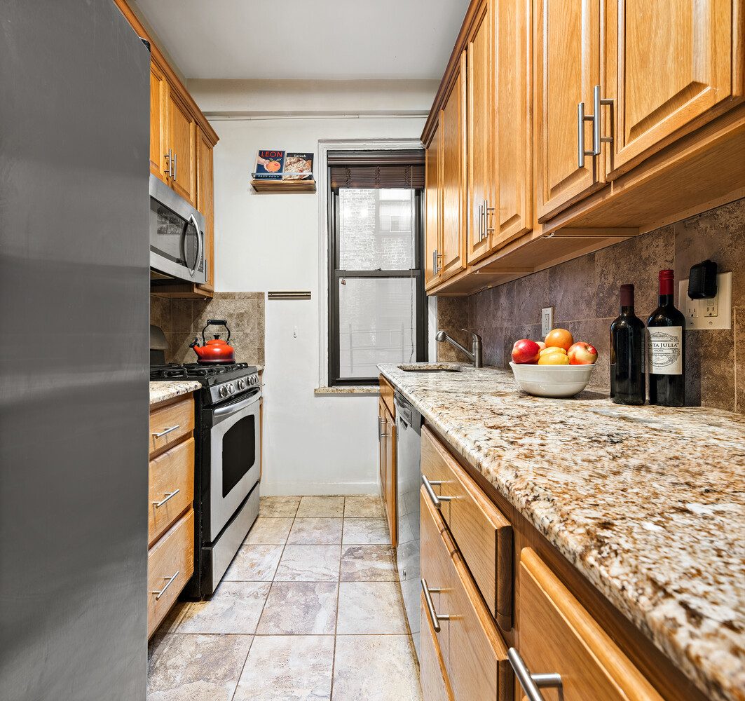 152 West 58th Street, Unit 8A — photo 3