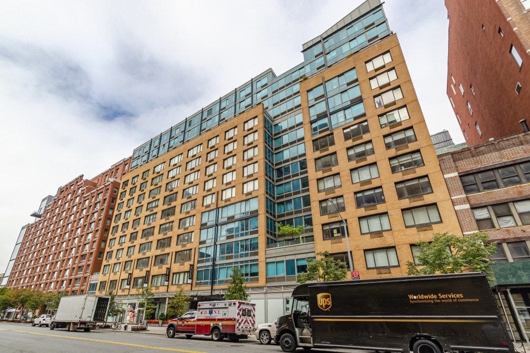 535 West 23rd Street, Unit SPH4A — photo 1